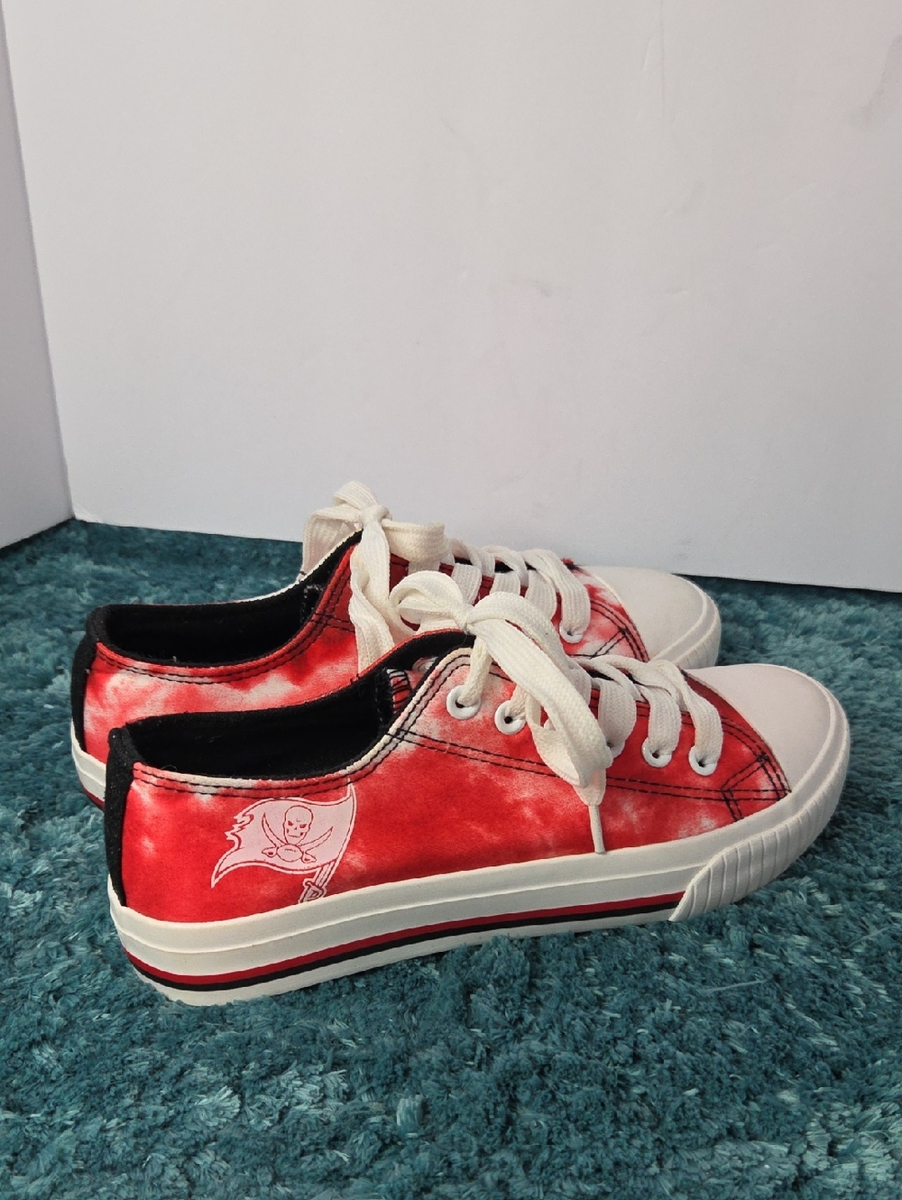 FOCO Tampa Bay Buccaneers Red Low-Top Canvas Sneakers with Team Logo Size 6